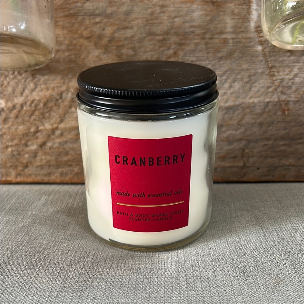Bath & Body Works Cranberry Candle - Picture 1 of 3